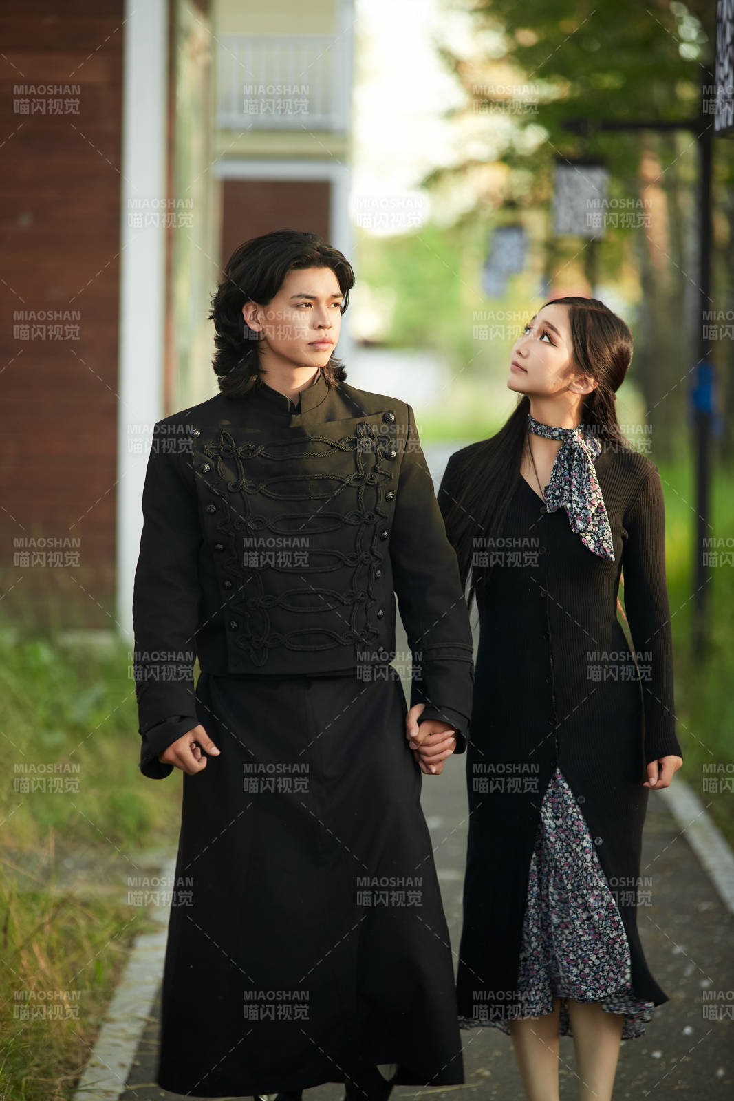 户外旅游景区拍照的亚洲情侣图片