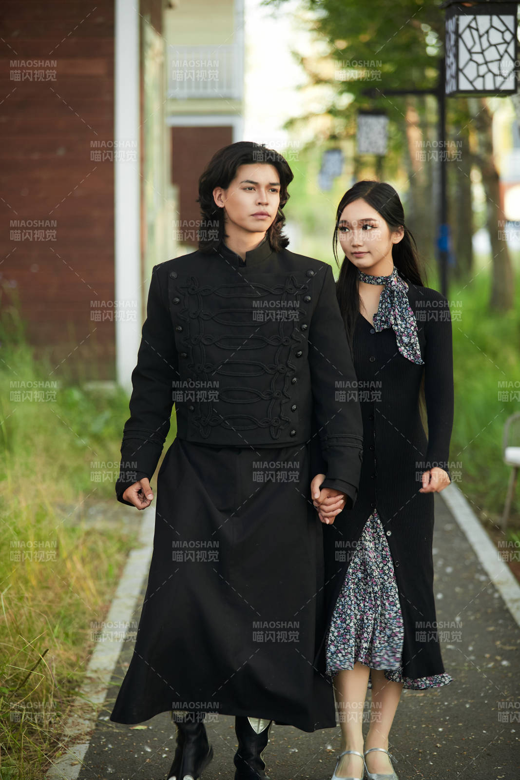 户外旅游景区拍照的亚洲情侣图片