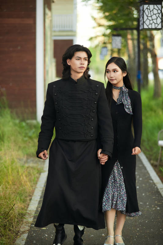 户外旅游景区拍照的亚洲情侣图片