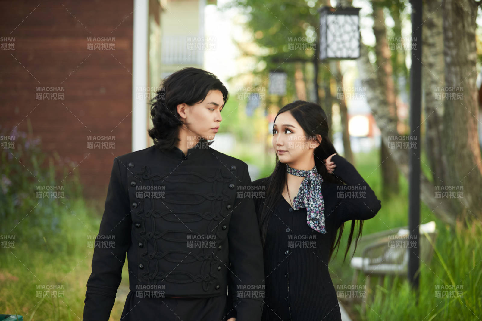 户外旅游景区拍照的亚洲情侣图片