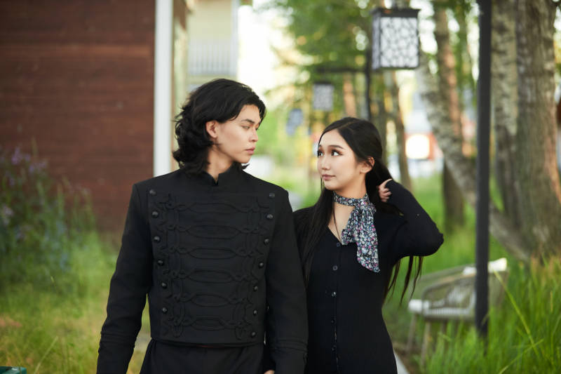 户外旅游景区拍照的亚洲情侣图片