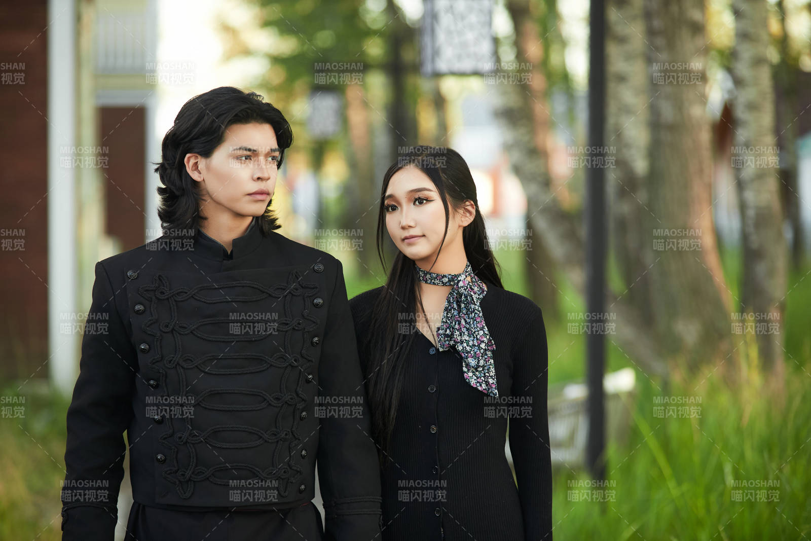 户外旅游景区拍照的亚洲情侣图片