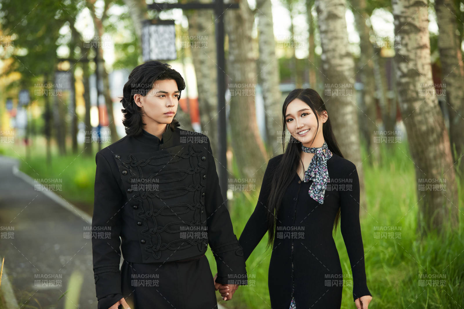 户外旅游景区拍照的亚洲情侣图片