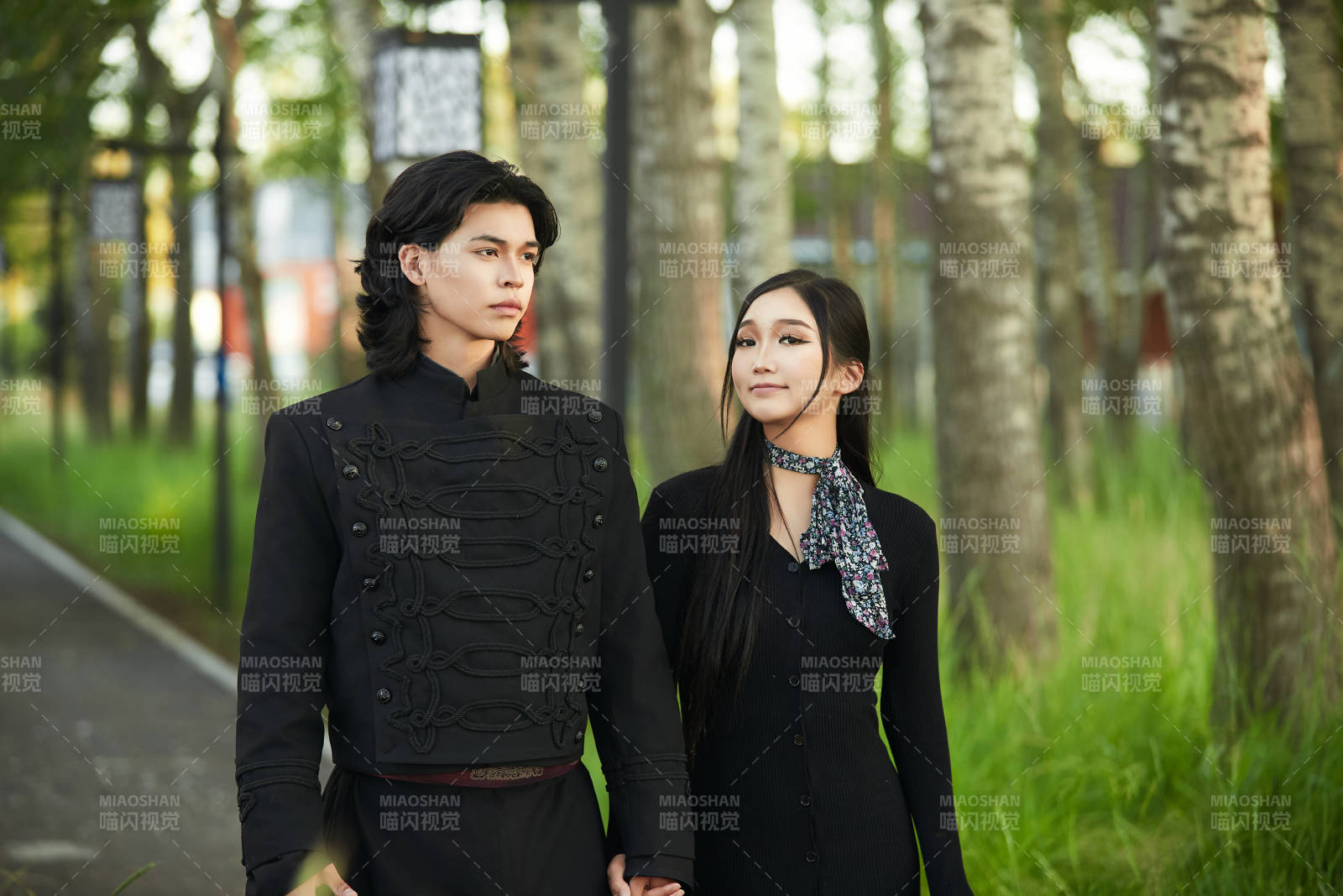 户外旅游景区拍照的亚洲情侣图片