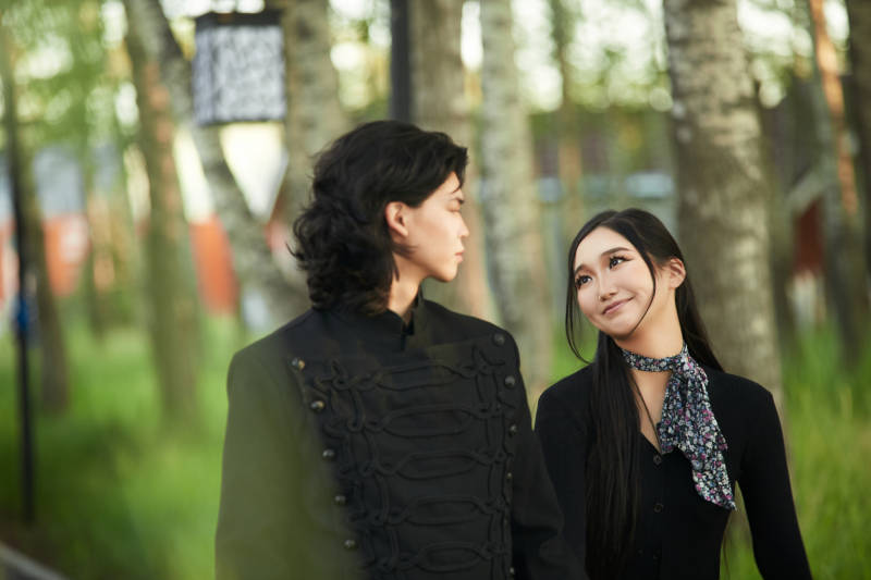 户外旅游景区拍照的亚洲情侣图片