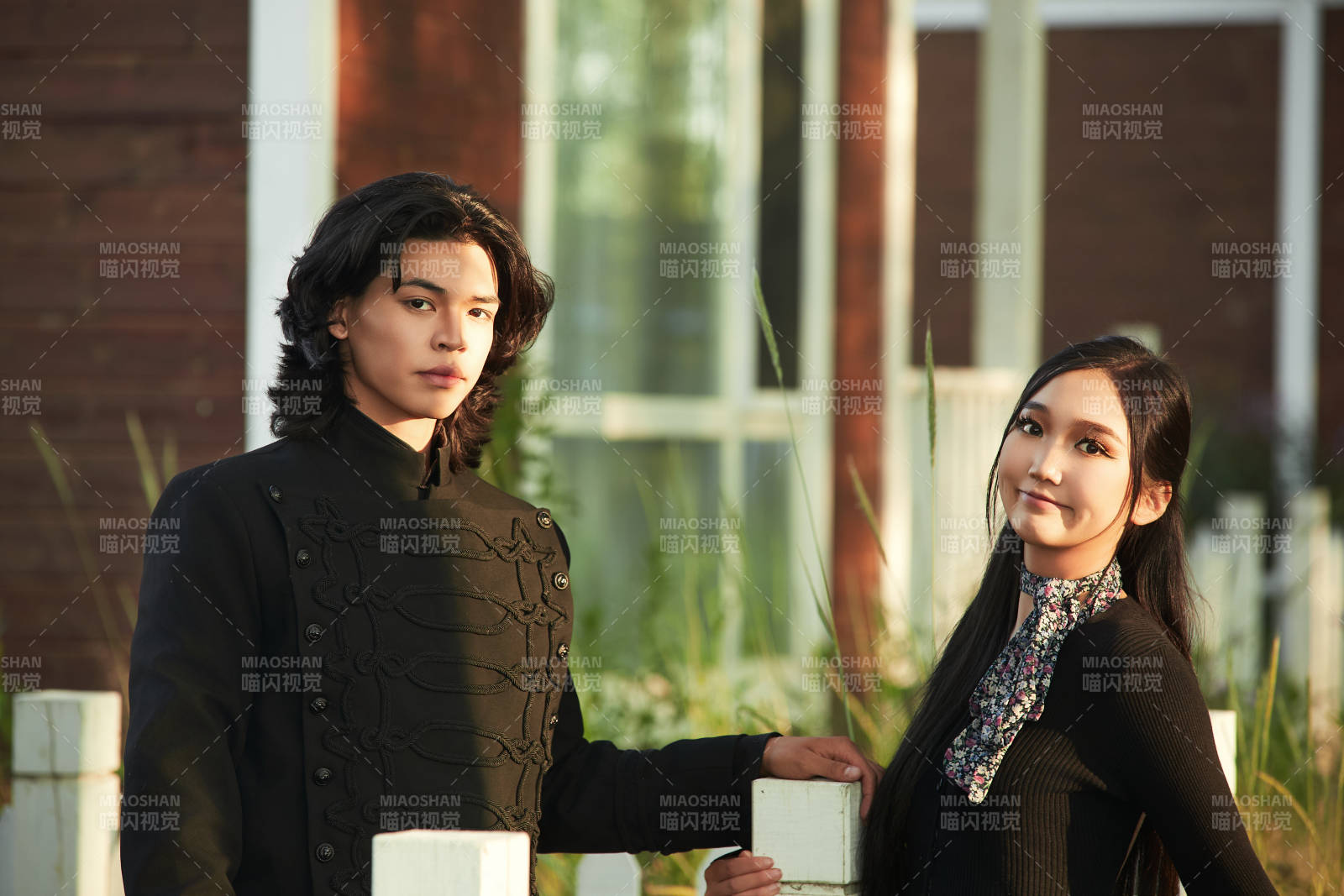 户外旅游景区拍照的亚洲情侣图片