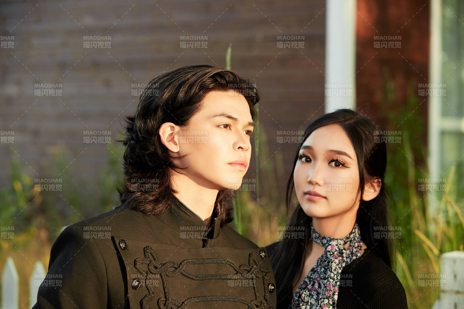 户外旅游景区拍照的亚洲情侣图片