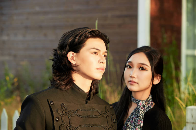 户外旅游景区拍照的亚洲情侣图片