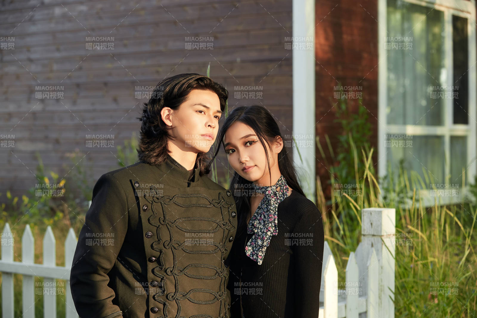 户外旅游景区拍照的亚洲情侣图片