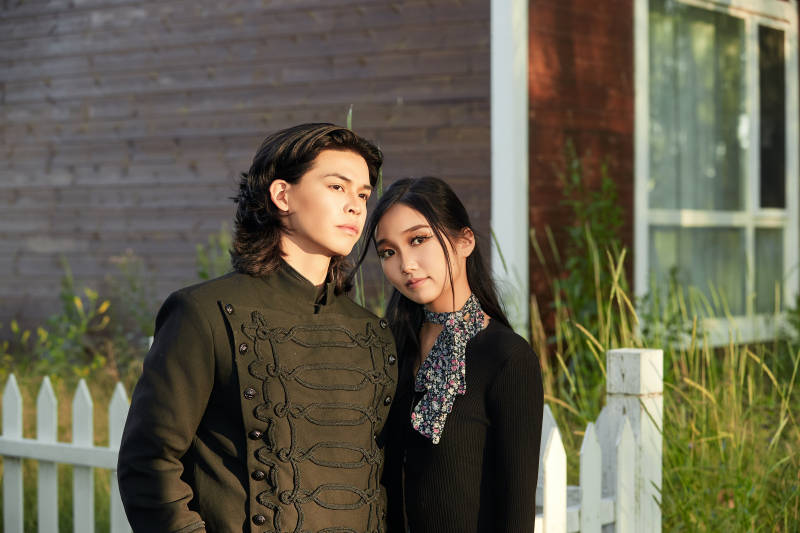 户外旅游景区拍照的亚洲情侣图片