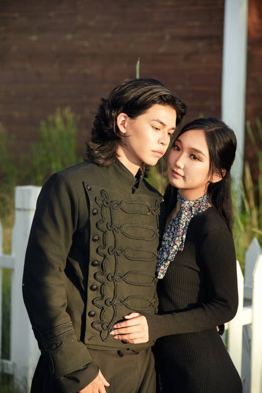 户外旅游景区拍照的亚洲情侣图片