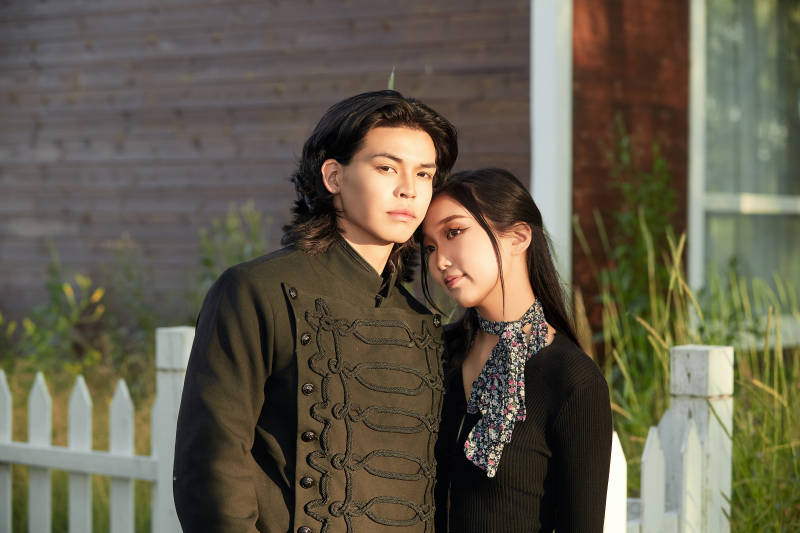 户外旅游景区拍照的亚洲情侣图片