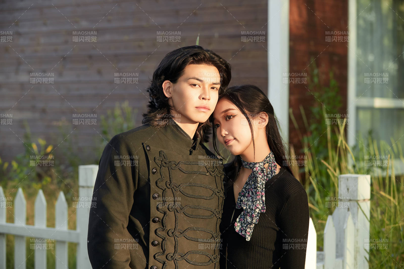 户外旅游景区拍照的亚洲情侣图片