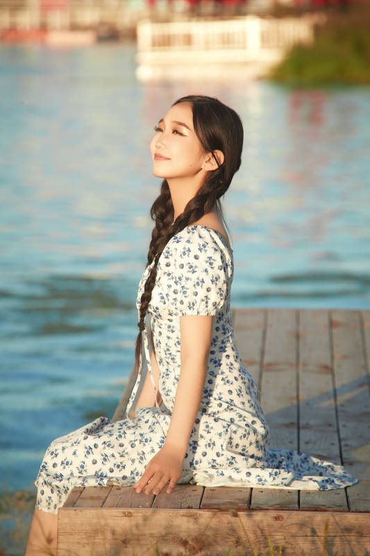 夏日湖畔水边游玩拍照的亚洲美女图片