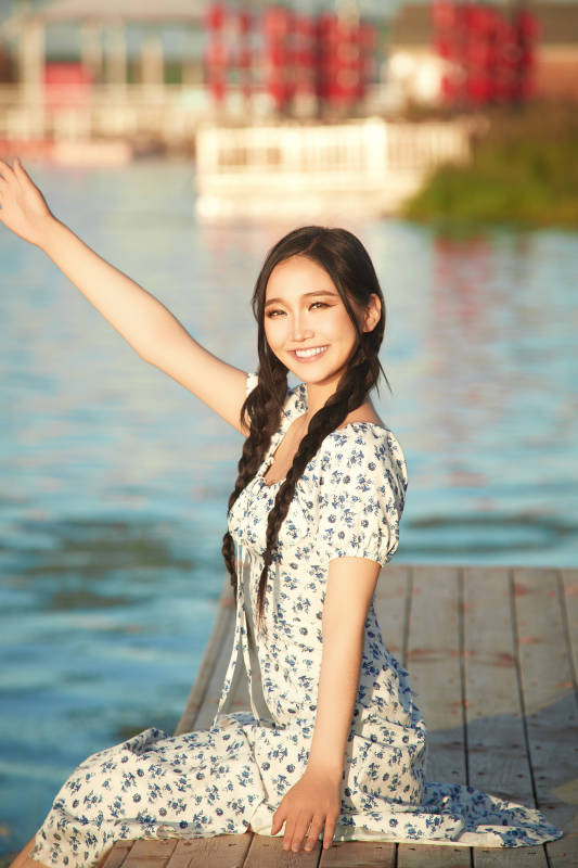 夏日湖畔水边游玩拍照的亚洲美女图片