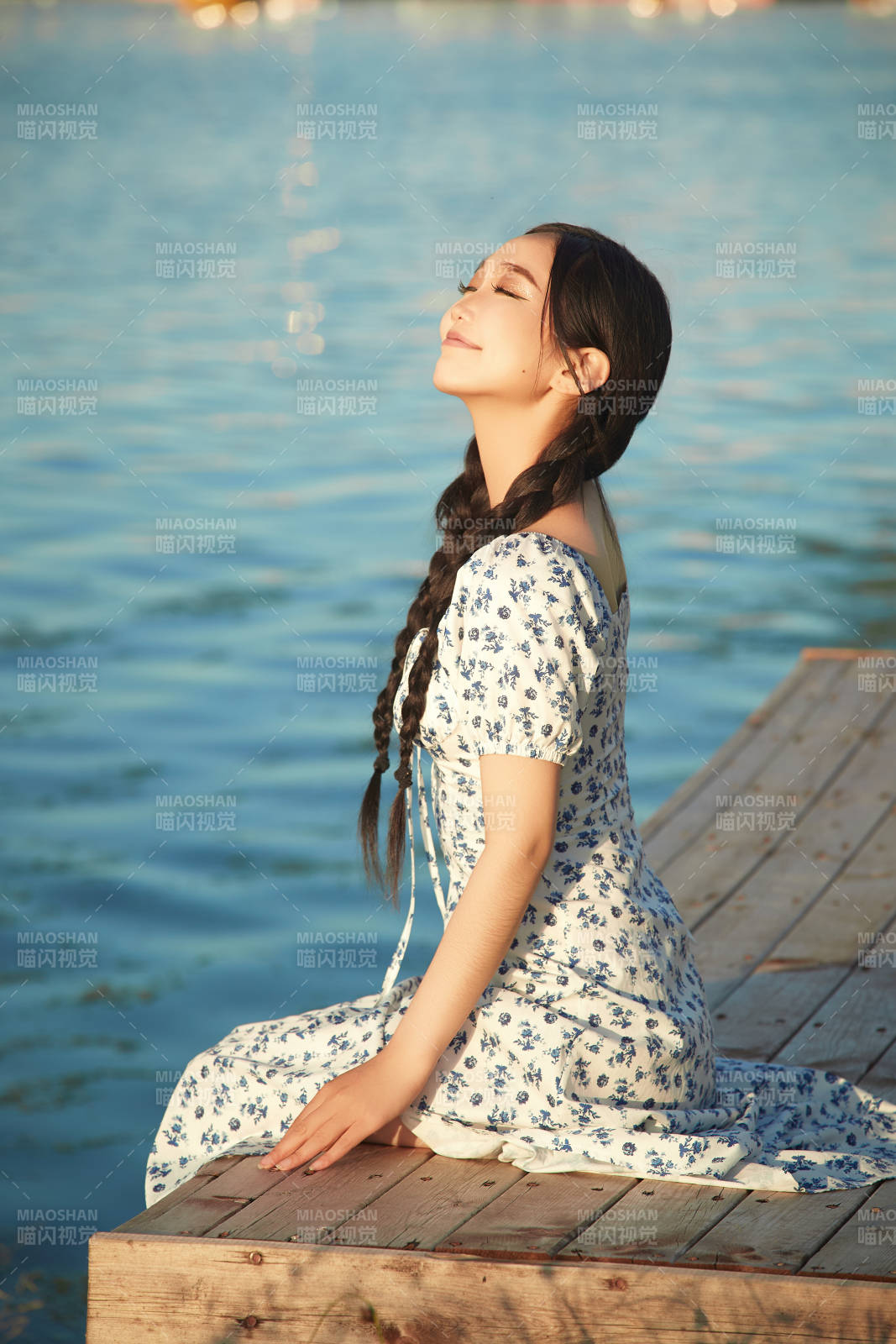 夏日湖畔水边游玩拍照的亚洲美女图片