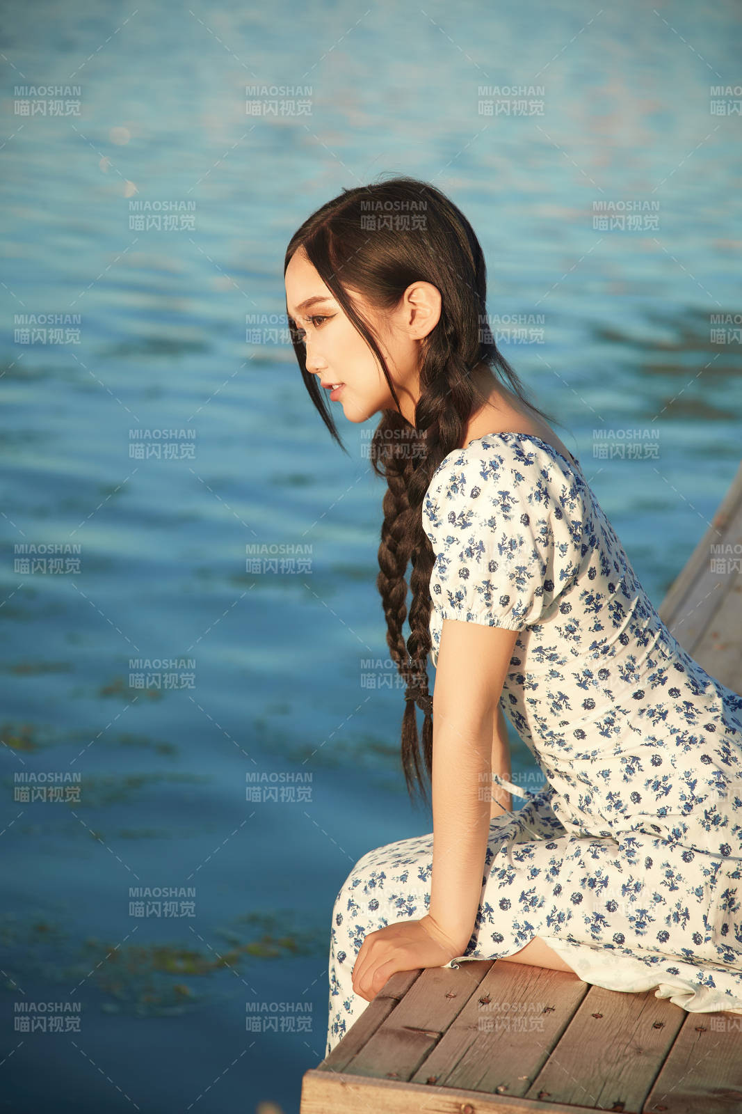 夏日湖畔水边游玩拍照的亚洲美女图片