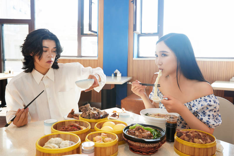 在茶餐厅大吃特吃的东方情侣图片