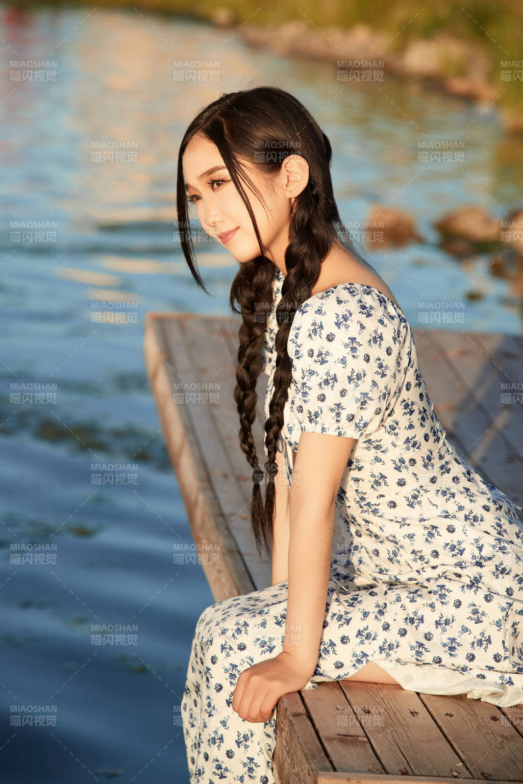 夏日湖畔水边游玩拍照的亚洲美女图片