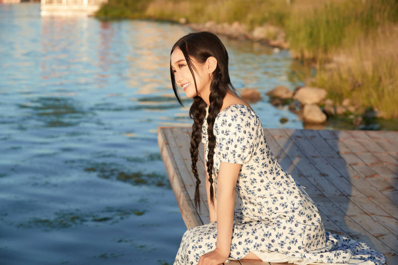 夏日湖畔水边游玩拍照的亚洲美女图片