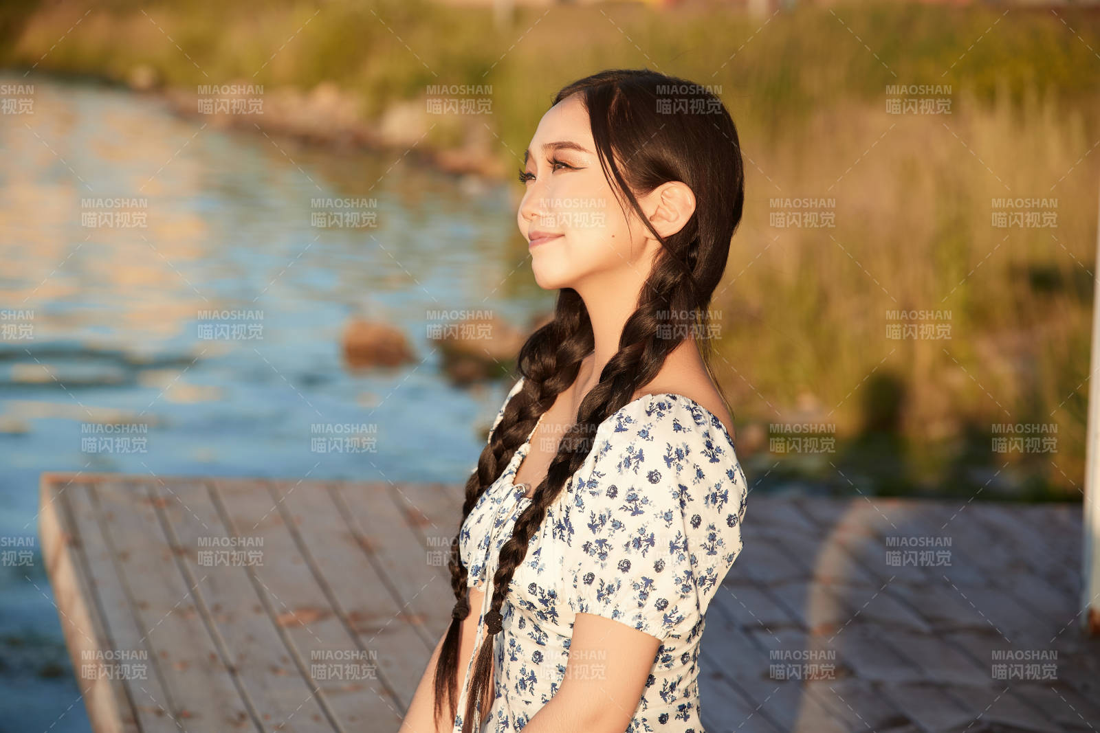 夏日湖畔水边游玩拍照的亚洲美女图片