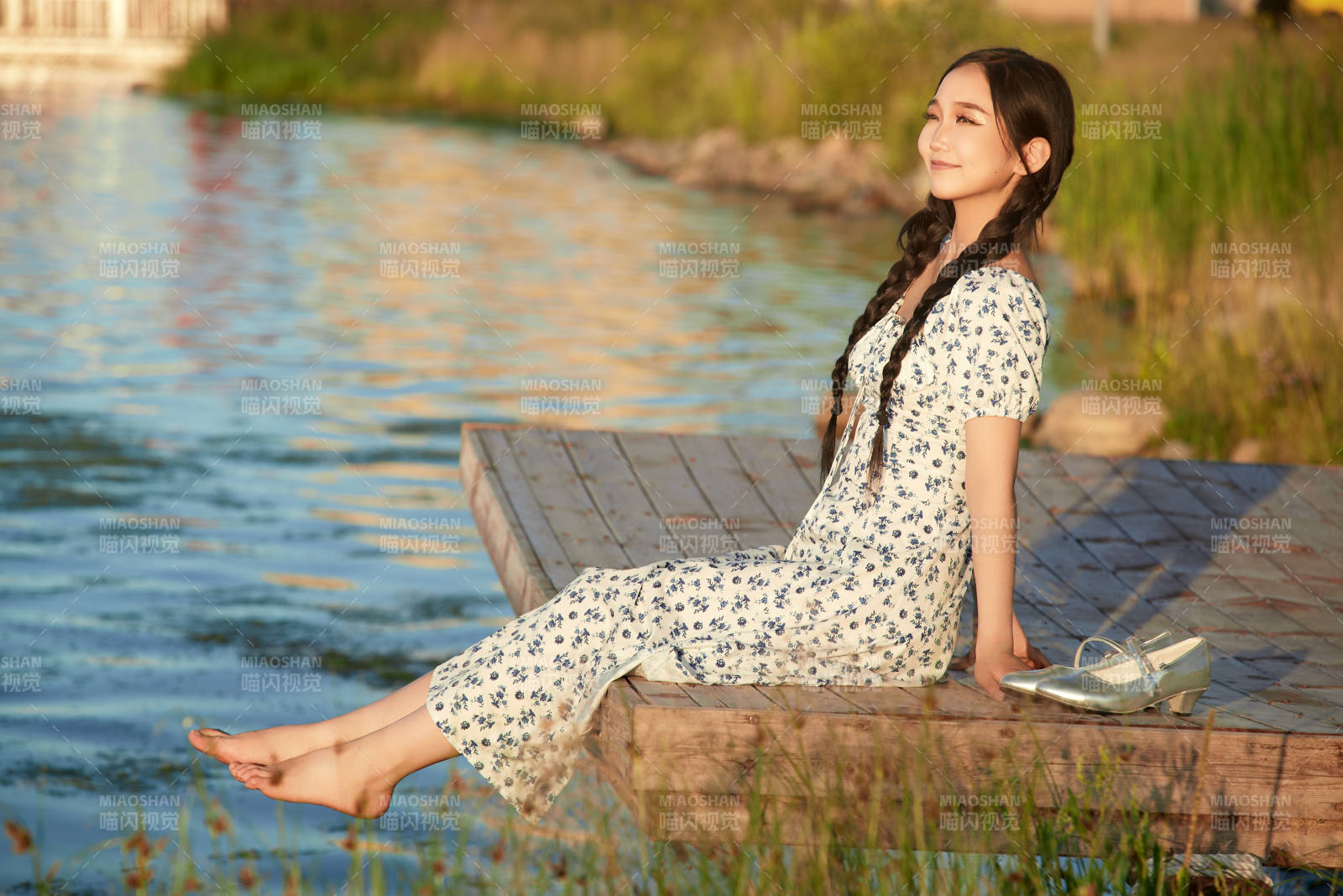 夏日湖畔水边游玩拍照的亚洲美女图片