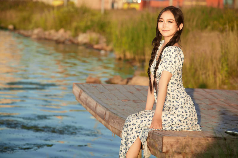 夏日湖畔水边游玩拍照的亚洲美女图片