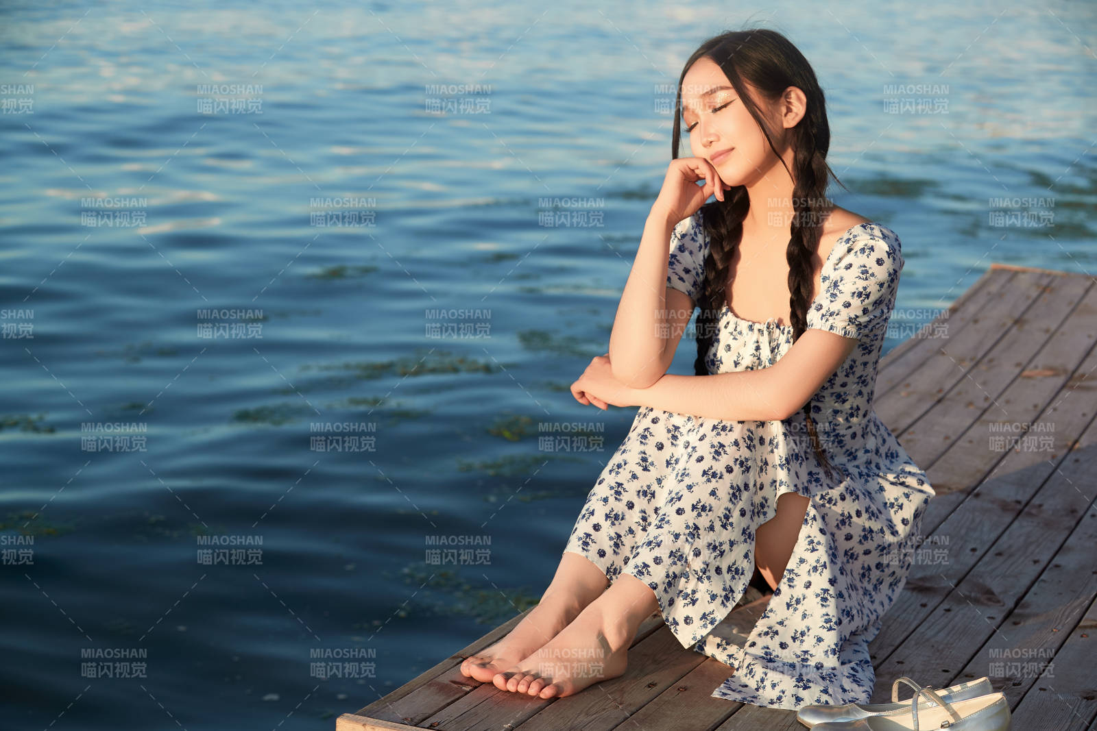 夏日湖畔水边游玩拍照的亚洲美女图片
