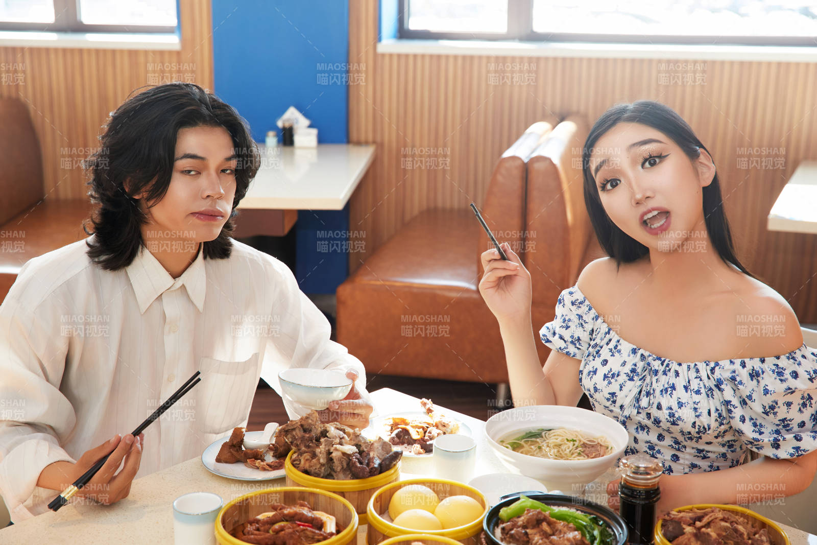 在茶餐厅大吃特吃的东方情侣图片