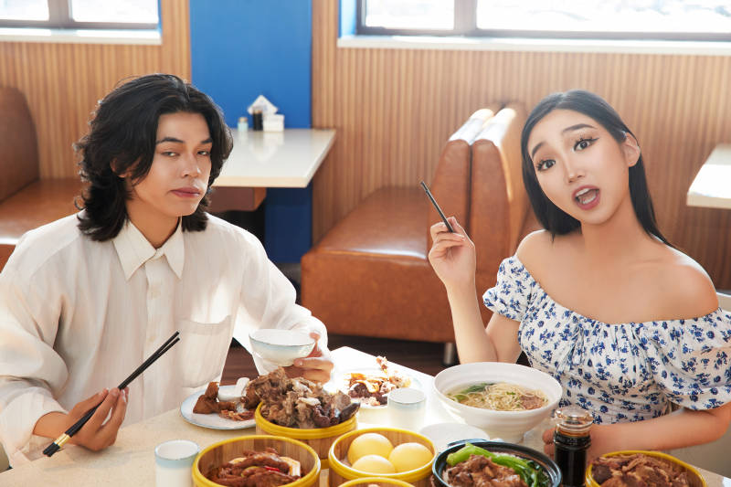 在茶餐厅大吃特吃的东方情侣图片