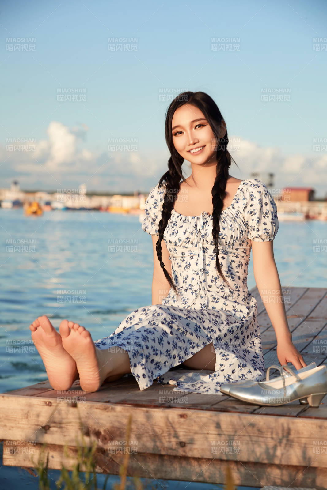 夏日湖畔水边游玩拍照的亚洲美女图片