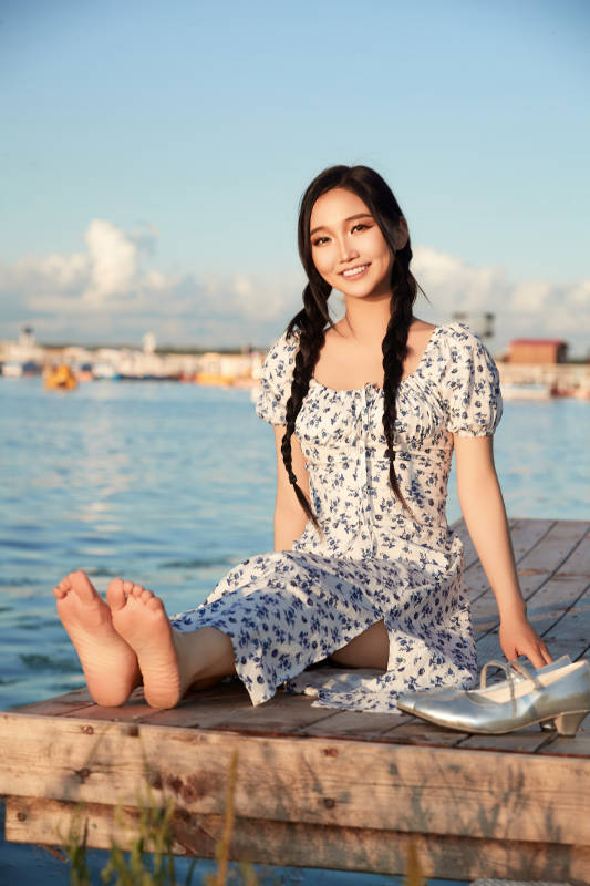 夏日湖畔水边游玩拍照的亚洲美女图片