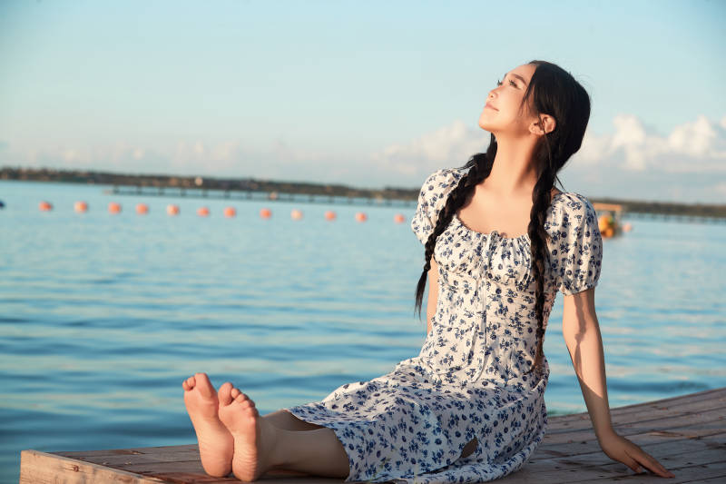 夏日湖畔水边游玩拍照的亚洲美女图片