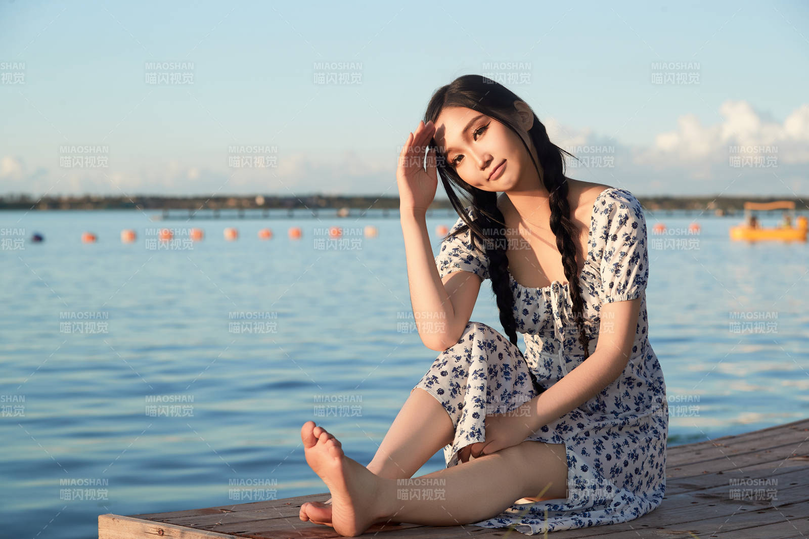 夏日湖畔水边游玩拍照的亚洲美女图片