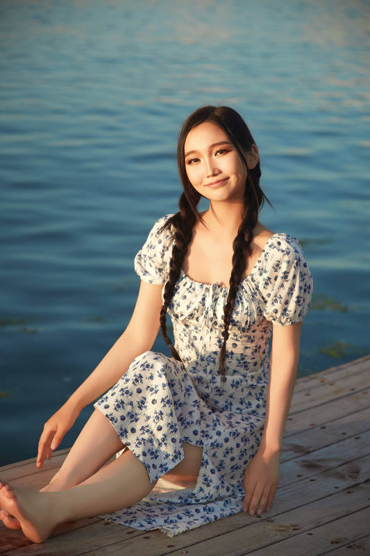 夏日湖畔水边游玩拍照的亚洲美女图片