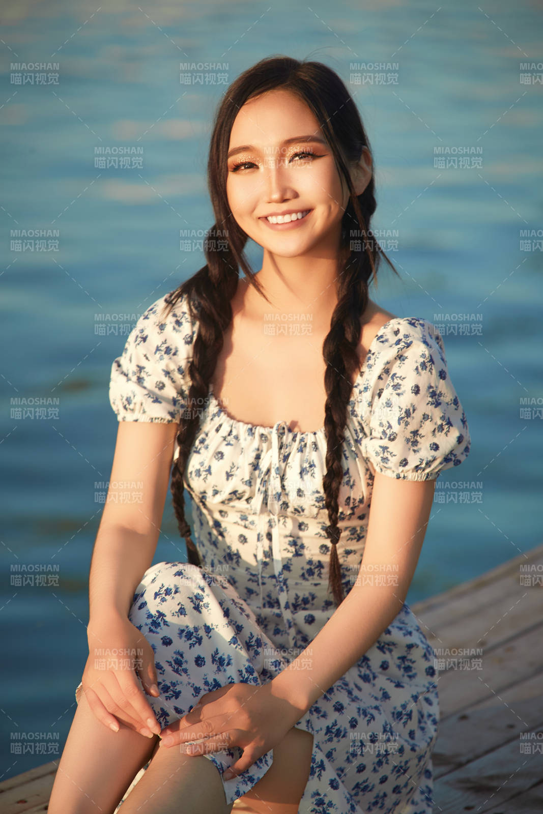 夏日湖畔水边游玩拍照的亚洲美女图片