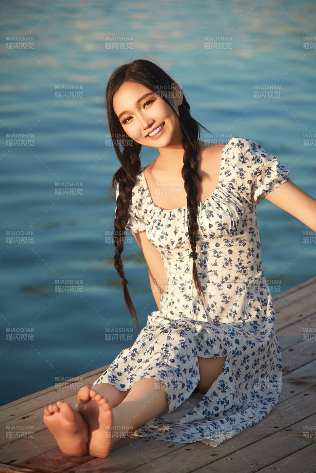 夏日湖畔水边游玩拍照的亚洲美女图片