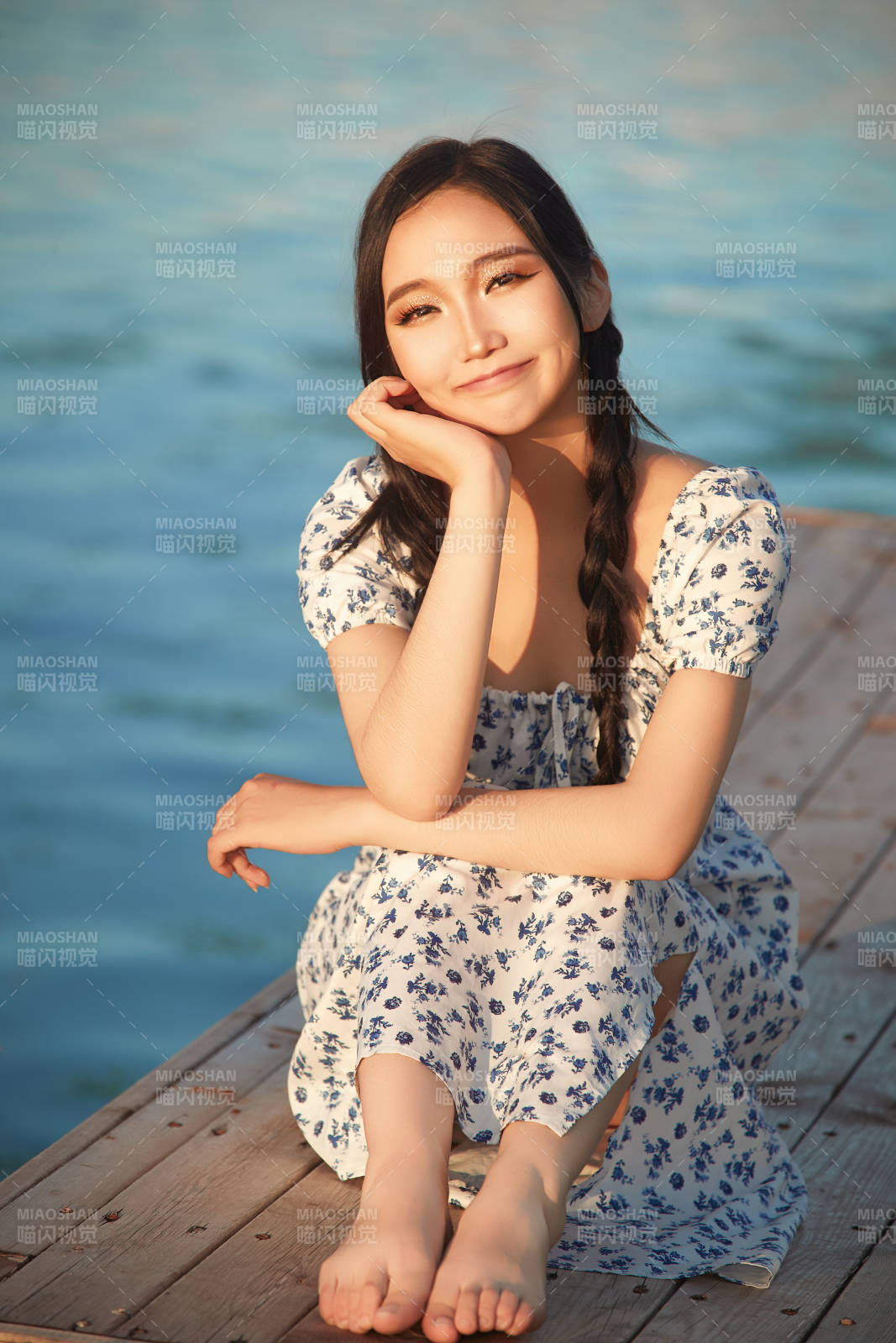 夏日湖畔水边游玩拍照的亚洲美女图片