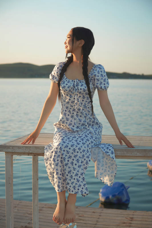 夏日湖畔水边游玩拍照的亚洲美女图片