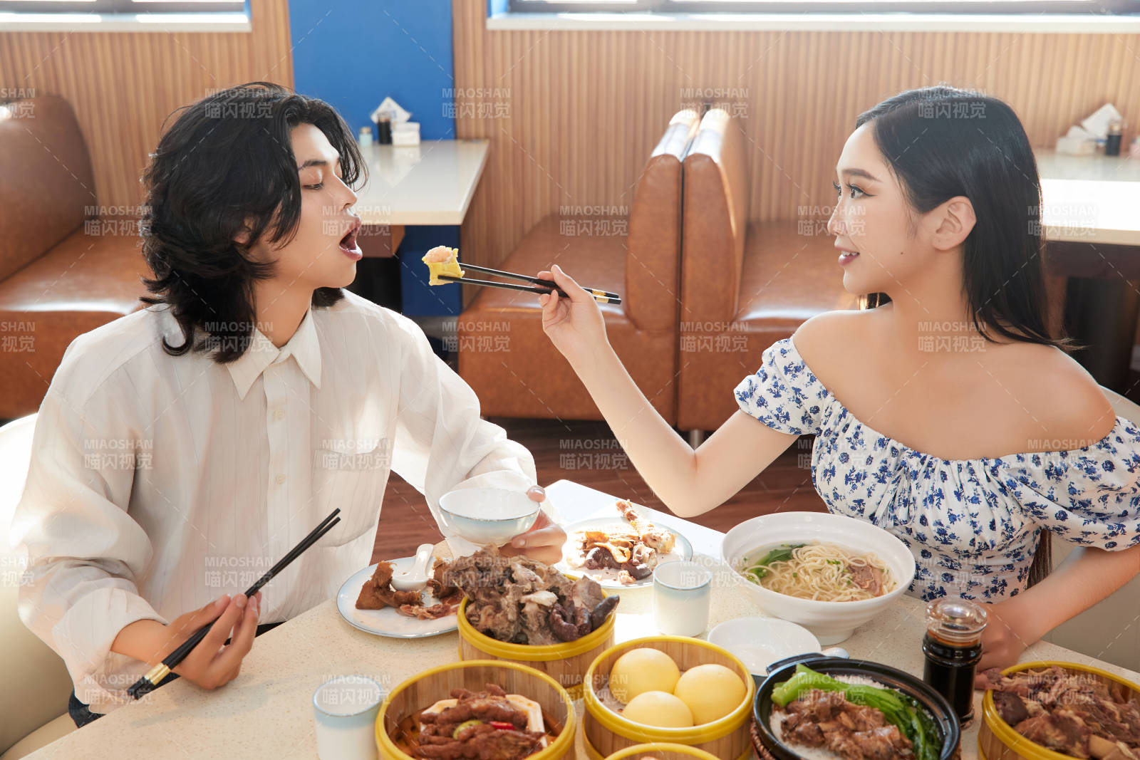 在茶餐厅大吃特吃的东方情侣图片