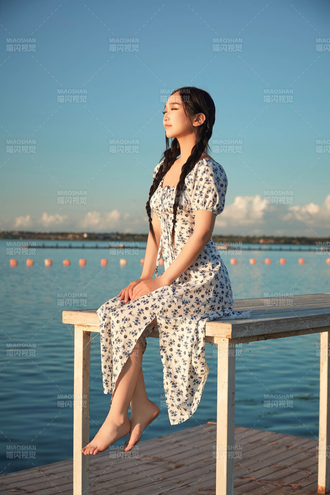 夏日湖畔水边游玩拍照的亚洲美女图片