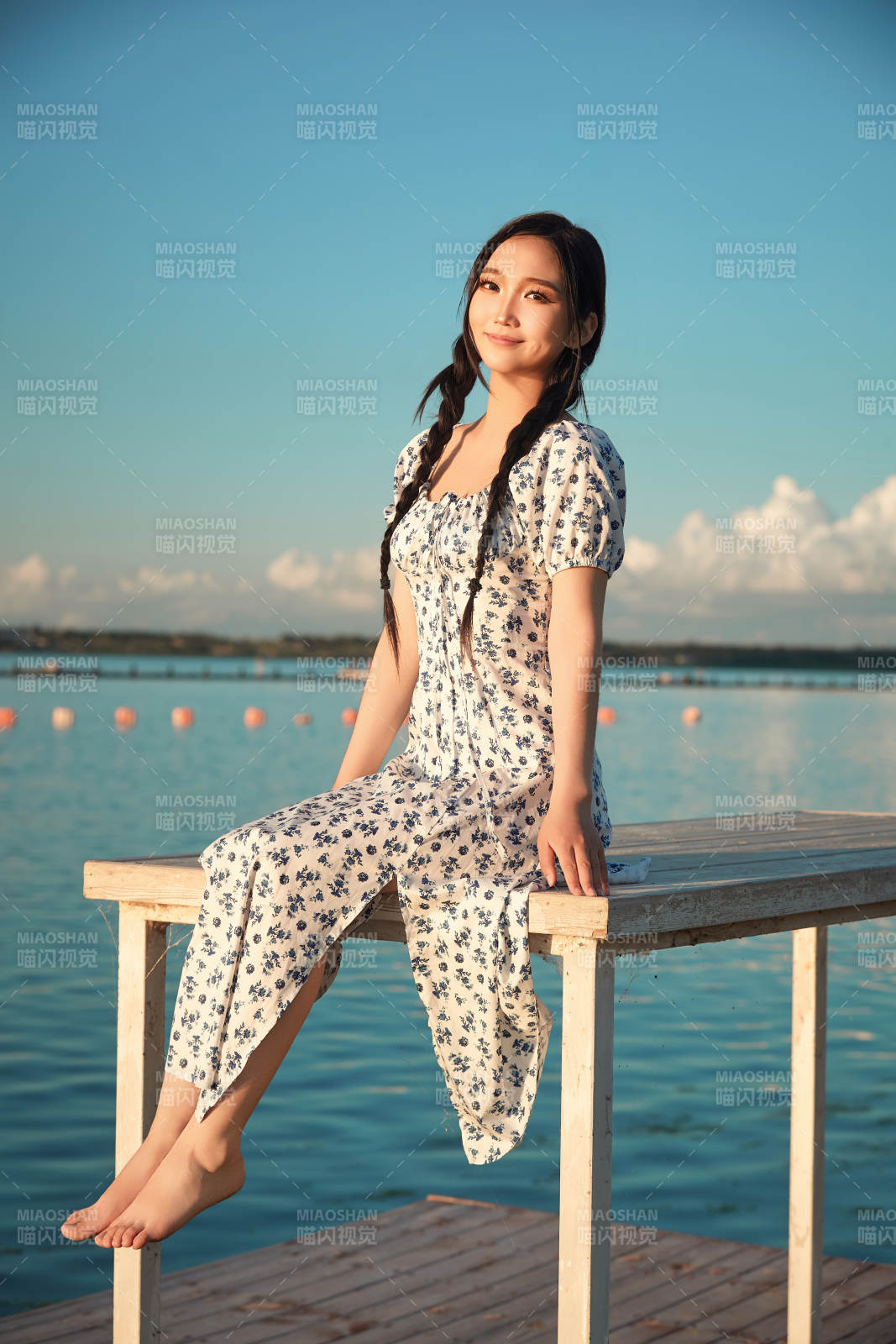 夏日湖畔水边游玩拍照的亚洲美女图片