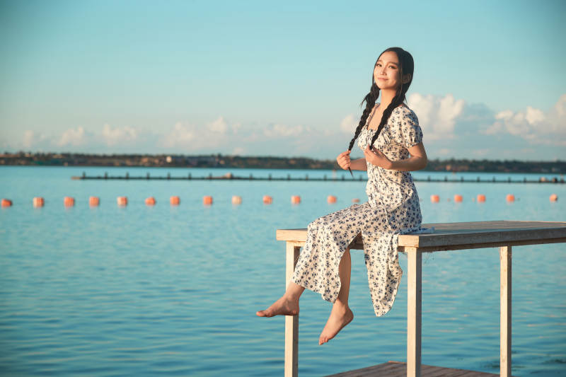 夏日湖畔水边游玩拍照的亚洲美女图片