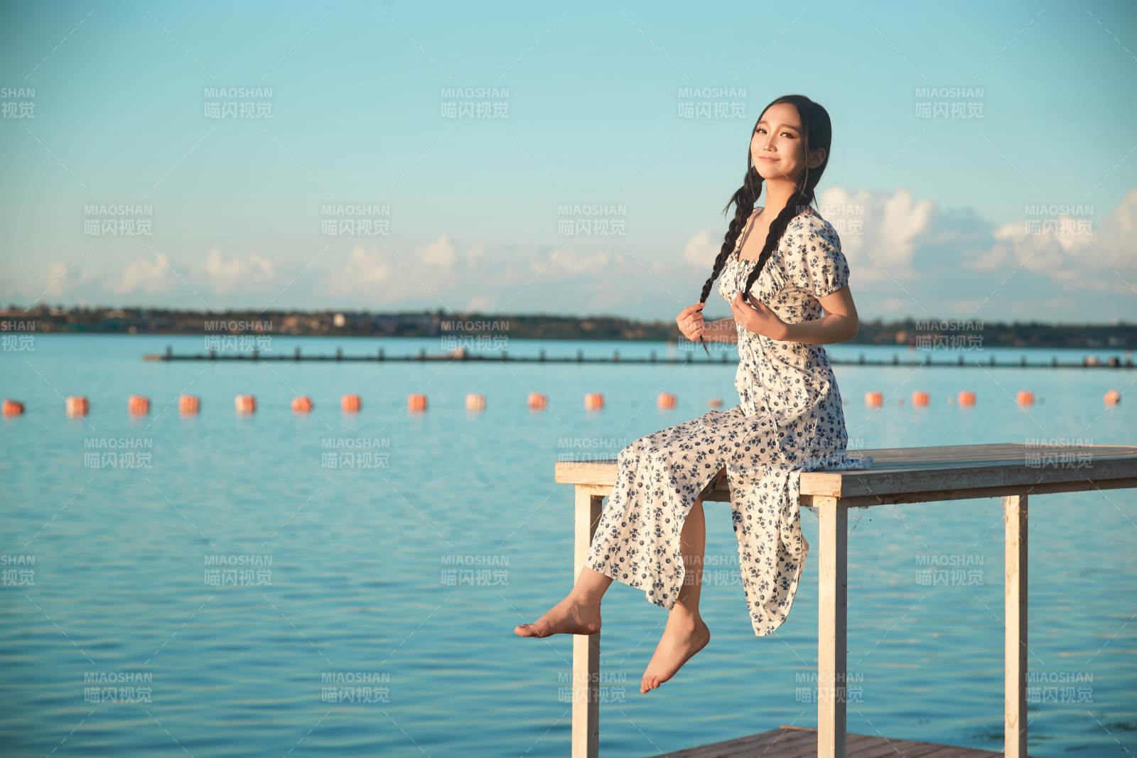 夏日湖畔水边游玩拍照的亚洲美女图片