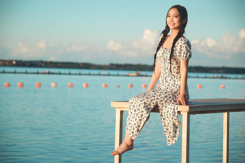 夏日湖畔水边游玩拍照的亚洲美女图片