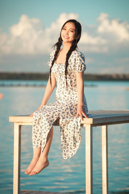 夏日湖畔水边游玩拍照的亚洲美女图片