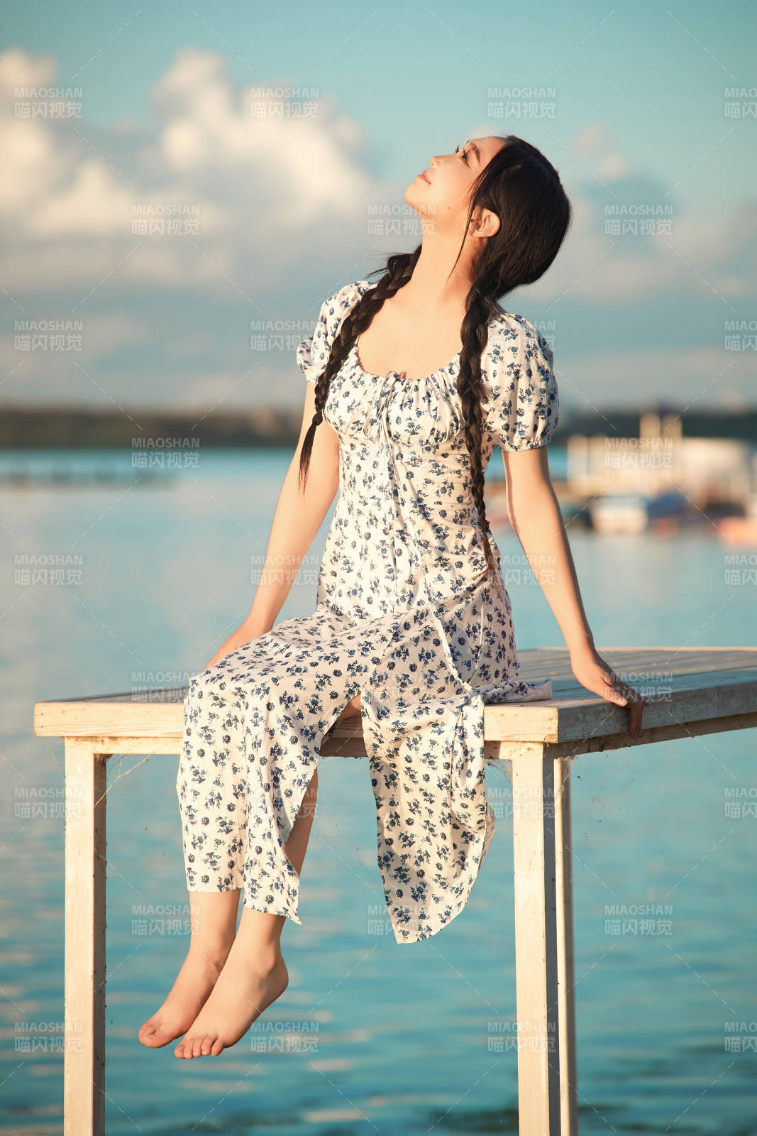 夏日湖畔水边游玩拍照的亚洲美女图片