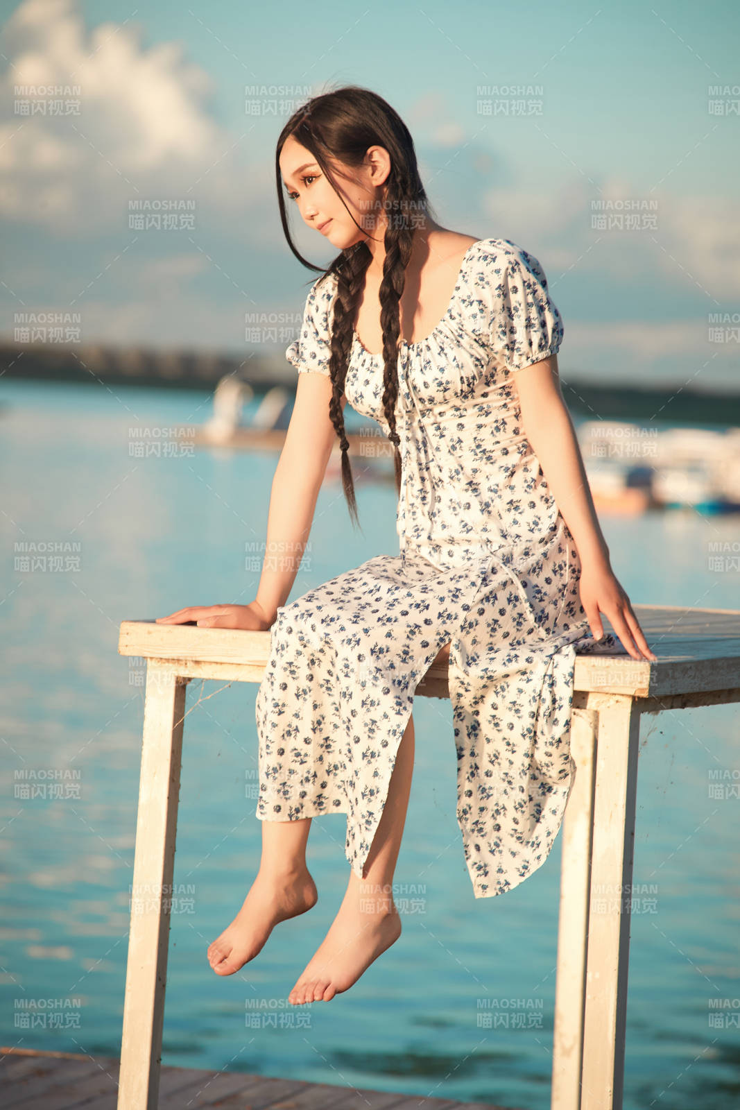 夏日湖畔水边游玩拍照的亚洲美女图片