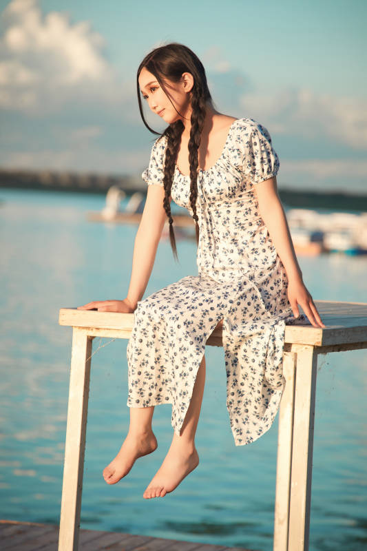 夏日湖畔水边游玩拍照的亚洲美女图片