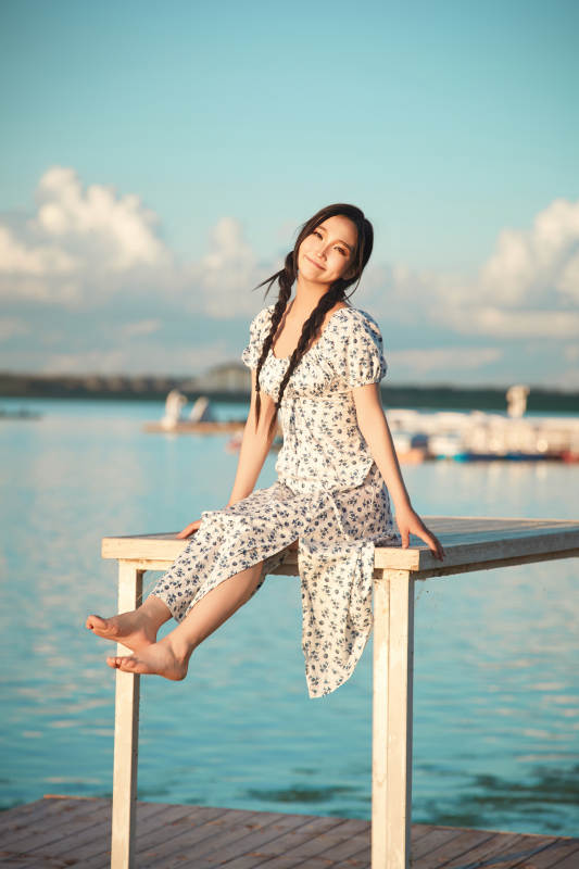 夏日湖畔水边游玩拍照的亚洲美女图片